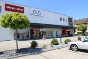 Aldi übernimmt die Ladenfläche von OVS. Coop gegenüber war bisher der einzige Lebensmittelhändler im Einkaufszentrum Breite. (Bild: Hans Suter)