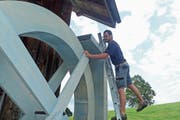 Clemens Weber testet sein Bühnen-Wasserrad. Es soll sich mittels Zauberkünsten und Strom während der Aufführung drehen. (Bild: Michael Hug)