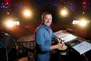 Kapellmeister Ruslan Fil auf dem Orchesterpodium im Zelt des Zirkus Knie. (Bild: Dominik Wunderli (Luzern, 11. Juli 2018))