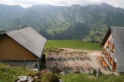 Vom Alpbeizli aus geniesst man ein herrliches Panorama. (Bild: Sepp Odermatt, 10. Juli 2018)