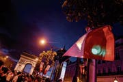 Der Finaleinzug zündete den Funken: Auf der Champs-Elysée feierten am letzten Dienstag Tausende französische Fans den Sieg über Belgien. (Bild: Anthony Ghnassia/Getty (Paris, 10. Juli 2018))
