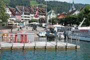 Die Steganlage beim Landsgemeindeplatz ist sichtlich ramponiert. Im Moment wird nun das lecke Rohr ersetzt. (Bild: Maria Schmid (Zug, 12. Juli 2018))