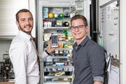 Die App von Marvin Walker (links) und Marc Bravin kann Kühlschrankinhalte erkennen. (Bild: Manuela Jans-Koch (Horw, 12. Juli 2018))