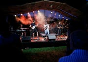 Rock the Docks spielte vor zwei Jahren die Zuger Band Öz Ürügülü im Zelt. (Bild: Stefan Kaiser (Zug 2. September 2016))