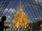 Spektakulär: Kohei Nawas Skulptur «Thron» unter der Pyramide des Louvre. Sie ist Teil der über ganz Paris verteilten Japan-Hommage «Japonismes», mit welcher der 160. Geburtstag der diplomatischen Beziehungen zwischen Frankreich und Japan gefeiert werden. (Bild: Keystone/AP/THIBAULT CAMUS)