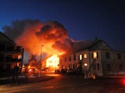 Am Morgen kurz nach halb vier brannte der obere Teil des Mehrfamilienhauses lichterloh. (Bild: Kantonspolizei Thurgau)