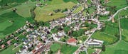Wie sich das Dorf Gais über die Zeit verändert hat: Erkennbar auf den Luftaufnahmen von 1937 (oben) und 2004. (Bild: Staatsarchiv AR/Foto Gross)