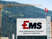 EMS-Chemie wächst weiter und hebt die Dividende an. (Archivbild). (Bild: KEYSTONE/GIAN EHRENZELLER)