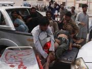 Nach einem Anschlag auf eine Wahlkampfveranstaltung in der pakistanischen Provinz Baluchistan werden Verletzte in ein Spital gebracht. (Bild: KEYSTONE/AP/ARSHAD BUTT)