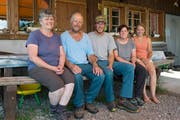 Das Älplerteam auf der Buggialp: (von links) Heidi, Werner und Sepp Furrer; die Angestellte Yvonne Steiger und die Lehrtochter Doris Beeler. (Bild: Christof Hirtler (Sisikon, 21. Juni 2018))