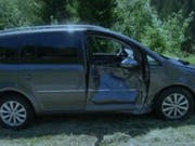 Von einem rollenden Stein getroffen wurde dieses Auto auf der Klausenstrasse im Kanton Uri. Die Beifahrerin wurde verletzt. (Bild: Kantonspolizei Uri)