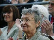 Die österreichische Kinderbuchautorin Christine Nöstlinger - hier 2003, als sie den «Nobelpreis für Kinderliteratur», den Astrid-Lindgren-Preis entgegennahm - ist tot. Sie wurde 81 Jahre alt. (Bild: Keystone/EPA PRESSENS BILD/HENRIK MONTGOMERY)