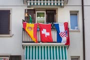 Dass die Doppelbürger-Debatte derart emotional verlief, überrascht nicht. Auch in der globalisierten Welt ist die eigene Nation für viele noch immer ein sehr wichtiger Bezugspunkt. (Bild:Keystone)