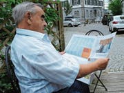 Zeitung lesen gehört für viele Menschen zum Alltag, wie hier bei Werner Grüninger aus Herisau. Für ihn ist unbestritten: «‹Die Appenzeller Zeitung› lese ich gerne.» (Bild: Astrid Zysset)