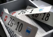 Zuger Autokennzeichen: Das Zuger Strassenverkehrsamt versteigert tiefe Schildernummern. (Bild: Stefan Kaiser (12. Februar 2018)