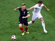 Wichtiger Eckpfeiler in Kroatiens Spiel: Ivan Rakitic, hier im Duell mit Englands John Stone (Bild: KEYSTONE/EPA/ABEDIN TAHERKENAREH)