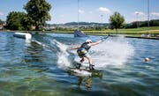 Ein Wakeboarder schiesst am Lift durchs Kefiker Naturbad. (Bilder: Reto Martin)