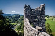 Steil fällt das Gelände neben der Ruine Ramschwag zur Sitter hin ab. Ein Teil der Burg droht ins Tobel zu stürzen. (Bild: Bilder: Benjamin Manser)