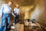 Felix Ackermann, Kurator des Ittinger Museums, und Heinz Scheidegger, Procurator der Stiftung Kartause Ittingen, betrachten die Quelle des Klosters. (Bild: Reto Martin)