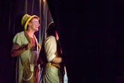 Artisten des Circus Monti beobachten bei einem Gastspiel in St. Gallen die Zirkusaufführung hinter dem Vorhang. (Bild: Benjamin Manser)