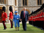 Abschreiten der Ehrengarde: Königin Elizabeth II. mit US-Präsident Donald Trump vor Schloss Windsor. (Bild: KEYSTONE/AP/PABLO MARTINEZ MONSIVAIS)
