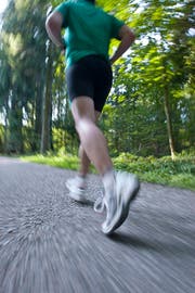Vorsicht bei körperlicher Anstrengung bei grosser Hitze: Das Ozon macht dem Körper zu schaffen. (Bild Alessandro Della Bella/Keystone)