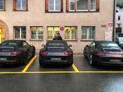 Schnelle Wagen, hohe Bussen: drei der Sportwagen, die von der Polizei gestoppt wurden. (Bild: Kapo GR)