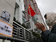 Mit einer Mahnwache vor dem Verbindungsbüro der chinesischen Regierung in Hongkon gedenken Aktivisten dem verstorbenen Menschenrechtler Liu Xiaobo. (Bild: KEYSTONE/AP/VINCENT YU)