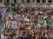 Massen gegen Trump auf der Strasse: Protestierende auf dem Trafalgar Square in London. (Bild: KEYSTONE/AP/TIM IRELAND)