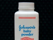 Auf den Konzern Johnson & Johnson können Milliardenzahlungen wegen krebserregender Produkte zukommen. (Bild: KEYSTONE/AP/JEFF CHIU)
