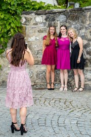 Gehören zu den rund 7500 Zentralschweizer Lehrabsolventen: vier junge Frauen an der Feier der kaufmännischen und Detailhandelsberufe im Mythen-Forum Schwyz. Bild: Philipp Schmidli (28. Juni 2018)