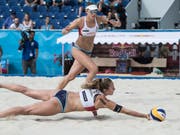 Nina Betschart erreicht diesen Ball im Achtelfinal des Major-Turniers von Gstaad nicht mehr. Am Ende verlor Betschart zusammen mit Tanja Hüberli (hinten) die Partie in drei Sätzen (Bild: KEYSTONE/PETER SCHNEIDER)