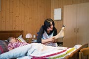 Seit Anfang Jahr zahlen Krankenkassen nicht mehr für Pflegematerialien – diese Kosten bleiben künftig an den Gemeinden hängen. (Bild: Gaetan Bally/Keystone)