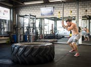 Auch Hammer und Reifen sind Trainingsgerät in seinem Studio. (Bild: Reto Martin)