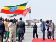 Der eritreische Präsident Isaias Afwerki (2.v.r.) wird in Äthiopien von seinem Amtskollegen Abiy Ahmad mit militärischen Ehren empfangen. (Bild: KEYSTONE/EPA/STRINGER)