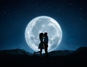Romantiker können dem Mond bald noch näher sein als dieses Pärchen hier. Bild: Getty
