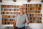 Meister der Chlefeli: Röbi Kessler in seiner Werkstatt. (Bild: Roger Grütter, Schwyz, 13. Juli 2018)
