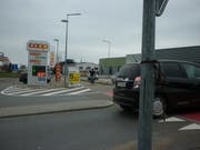 Die Situation beim Coop Bau + Hobby erfordert von allen Verkehrsteilnehmern viel Aufmerksamkeit. (Bild: Max Eichenberger)
