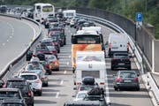 Autofahrer mussten sich die Ferien im Süden mit langem Warten verdienen. Der Ferienreiseverkehr staute sich ab Erstfeld bis auf 14 Kilometer Länge. (Bild: Keystone / Urs Flüeler, 14. Juli 2018)