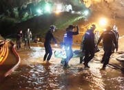 Retter mit einem evakuierten Buben in der Tham-Luang-Höhle. Das undatierte Bild stammt von einem Video und wurde am vergangenen Mittwoch über die Facebook-Seite der thailändischen Navy Seals publiziert.Bild: Thai Navy Seal Facebook/AP (Mae Sai, 11. Juli 2018)
