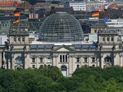 Die Linke und SPD legen jeweils einen Prozentpunkt in der Wählergunst in Deutschland zu. (Symbolbild Reichstag) (Bild: KEYSTONE/AP/MICHAEL SOHN)