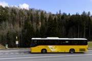 Ein 21-Jähriger stürzte am Samstagmorgen in einem Postauto und wurde mittelschwer verletzt. (Symbolbild: Keystone)