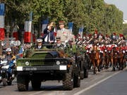Frankreichs Präsident Emmanuel Macron und Generalstaabschef François Lecointre eröffnen in Paris die Militärparade zum Nationalfeiertag. (Bild: KEYSTONE/EPA REUTERS POOL/PHILIPPE WOJAZER / POOL)