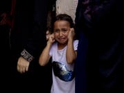 Tränen in der Familie des getöteten Palästinenser-Jugendlichen bei der Trauerfeier am Samstag in Gaza. (Bild: KEYSTONE/AP/KHALIL HAMRA)