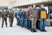 Stramm gestanden: Rekruten beim Einrücken auf dem Waffenplatz Thun. Bild: Peter Klaunzer/Keystone (31. Oktober 2016)