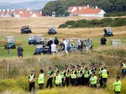 US-Präsident Donald Trump (mit weisser Kappe) vergnügt sich am Wochenende unter schärfsten Sicherheitsvorkehrungen in seinem Golfclub in Schottland. (Bild: KEYSTONE/AP/PETER MORRISON)
