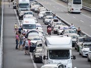 Alle Jahre wieder: Geduldsprobe für Ferienreisende auf der Autobahn A2 am Gotthard. (Bild: KEYSTONE/URS FLUEELER)