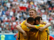 Kevin De Bruyne (Mitte) freut sich mit Eden Hazard (links) und Dries Mertens über das 2:0 (Bild: KEYSTONE/AP/PETR DAVID JOSEK)