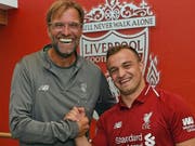 Handshake und gute Laune: Liverpools Trainer Jürgen Klopp mit seinem Schweizer Neuzuzug Xherdan Shaqiri (Bild: HOMEPAGE LIVERPOOL FC)