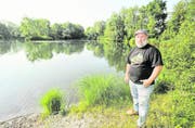 Martin Zoller steht hier nicht an einem See auf den Philippinen, sondern am Alten Rhein beim Rohr bei Diepoldsau. (Bild: Max Tinner)